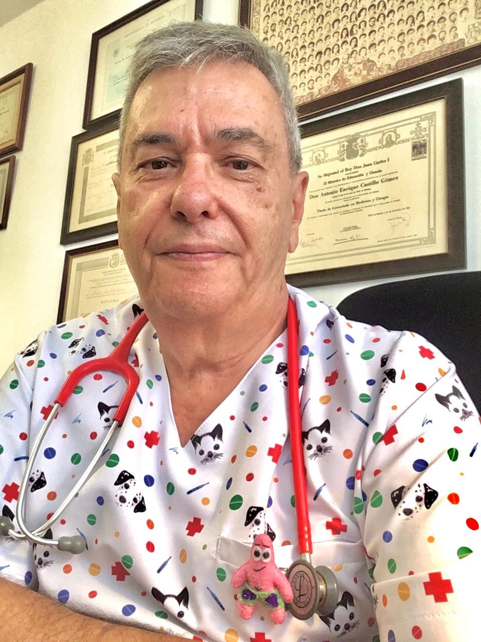 Doctora atendiendo a una niña